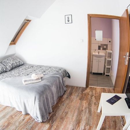 Fitness Hostel - Restauracja, Darmowy Parking I Silownia Vratislav Exteriér fotografie