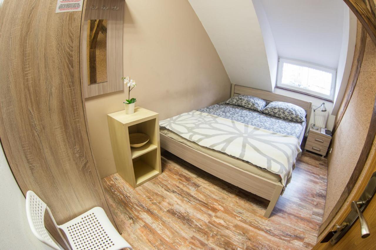 Fitness Hostel - Restauracja, Darmowy Parking I Silownia Vratislav Exteriér fotografie