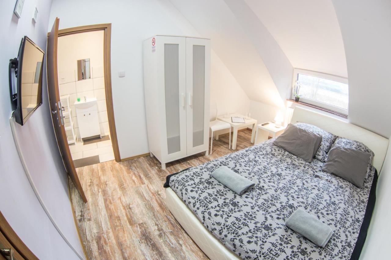 Fitness Hostel - Restauracja, Darmowy Parking I Silownia Vratislav Exteriér fotografie